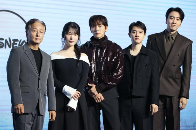 포즈 취하는 조각도시 배우들 사진연합뉴스