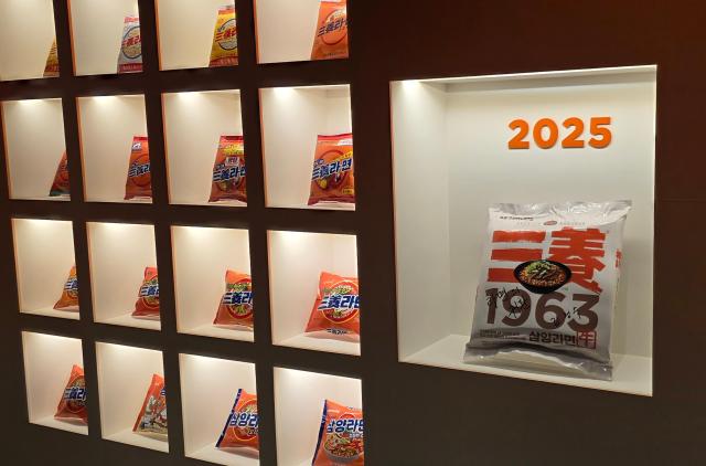 삼양라면의 패키지 변천사와 신제품 삼양1963이 전시돼있다 사진김현아 기자