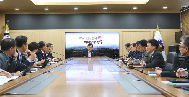 주낙영 경주시장이 3일 청사 내 영상회의실에서 APEC 정상회의 성공 개최에 따른 국‧소‧본부장 회의’를 열고 행사 성과를 점검하고 있다 사진경주시