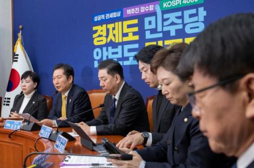 與 재판중지법 추진 안한다…대통령실과도 조율 하루 만에 입장 번복