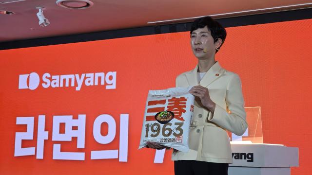 삼양1963 출시 발표회에서 신제품을 들고 있는 김정수 삼양식품 부회장 사진김현아 기자