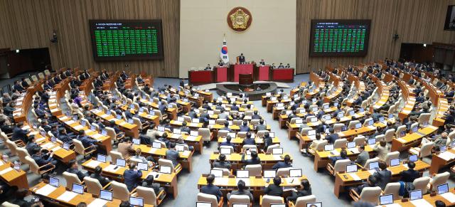 10일 오후 서울 여의도 국회에서 열린 본회의에서 2025 예산안에 대한 수정안이 가결되고 있다 20241210사진유대길 기자 dbeorlf123ajunewscom