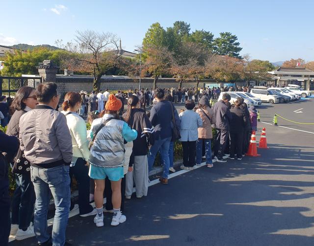 국내에서 발견된 신라금관 6점을 모두 모은 특별전 신라금관 권력과 위신 일반 관람이 시작된 2일 국립경주박물관에 관람객들이 대기하고 있다 사진국립경주박물관 