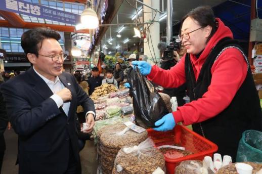 金총리, 김장철 앞두고 경동시장 방문…수급·물가안정 적극 노력