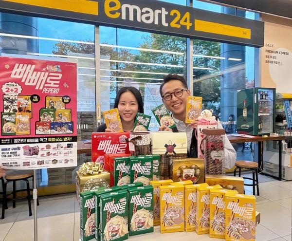 모델들이 이마트24와 모바일게임 트릭컬 리바이브가 협업한 한정판 기획세트를 소개하고 있다 사진이마트24