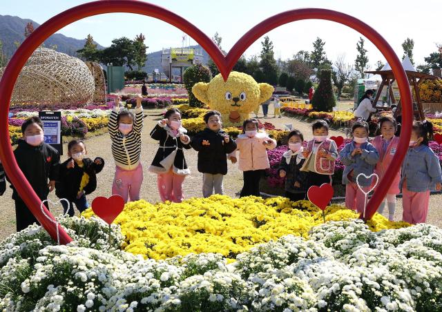 제10회 강진만 춤추는 갈대축제장에 마련된 국화꽃 정원을 찾은 어린이들 모습이 한가롭다사진강진군