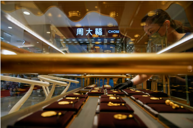 중국  귀금속업체 저우다푸의 한 매장에서 직원이 귀금속을 진열하고 있다 사진로이터연합뉴스