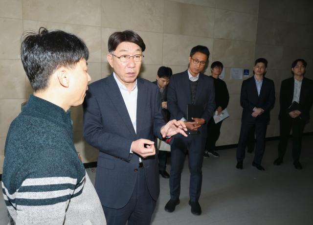 우범기 전주시장왼쪽 두 번째이 3일 단전사태를 겪고 있는 송천동 에코 DK몰을 찾아 입점자들과 이야기를 나누고 있다사진전주시