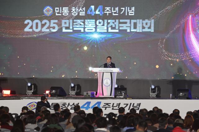 3일 창원컨벤션센터에서 열린 전국 민족통일전국대회에서 박완수 경남도지사가 인사말을 건네고 있다사진경남도