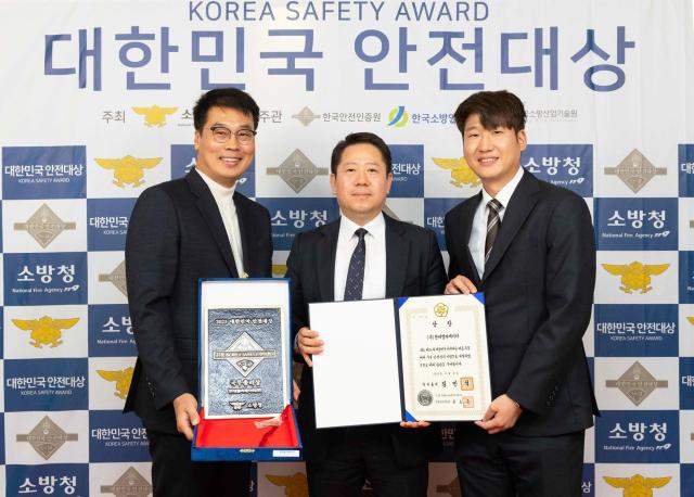 3일 현대엘리베이터 임직원들이 서울 중구 한국프레스센터에서 열린 24회 대한민국 안전대상에서 국무총리상을 수상한 뒤 기념사진을 촬영하고 있다