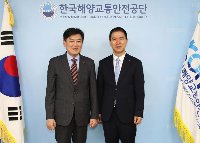 한국해양교통안전공단을 방문한 신학기 Sh수협은행장오른쪽이 김준석 한국해양교통안전공단 이사장과 기념촬영을 하는 모습 사진수협은행
