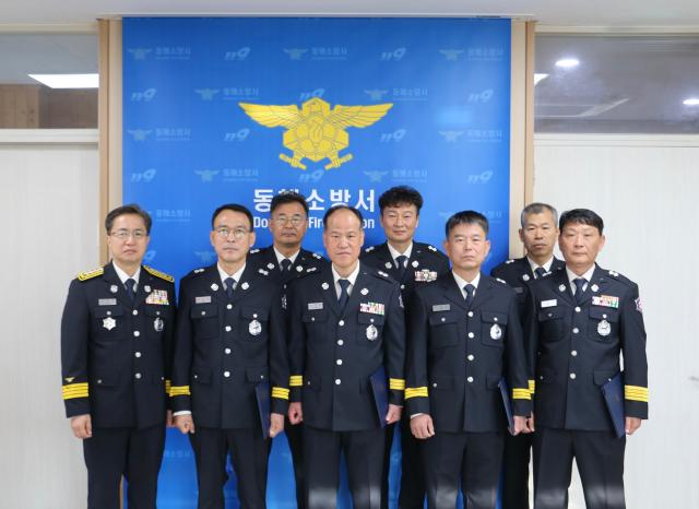동해소방서가 서장실에서 소방경으로 승진한 소방공무원 7명에 대한 임용장 수여식을 개최하고 있다 사진동해소방서