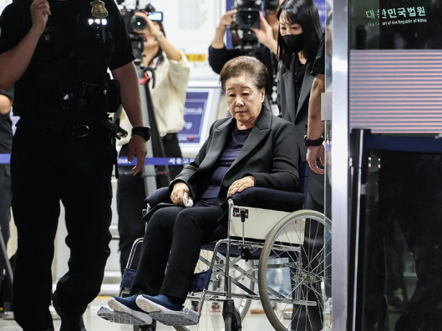 한학자 통일교 총재가 지난 9월 22일 서울중앙지법에서 구속 전 피의자 심문영장실질심사을 마친 뒤 법정을 나서고 있다 사진연합뉴스