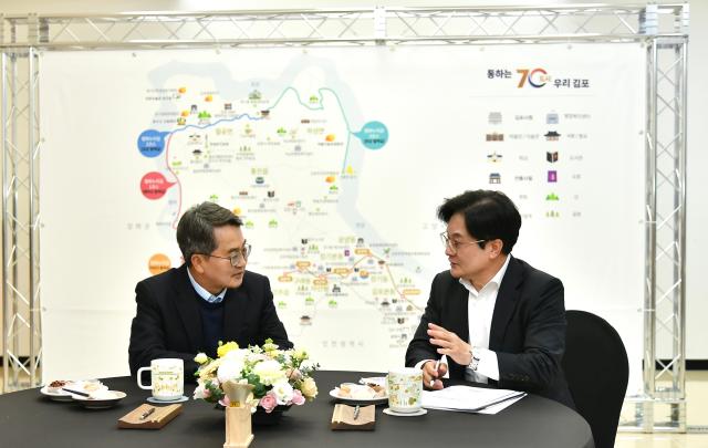 김병수 김포시장이 3일 김동연 경기도지사와 차담회를 갖고 김포골드라인 전동차 증차 지원 등 김포시민의 안전과 직결된 경기도 차원의 지원을 적극 요청하고 나섰다 사진김포시