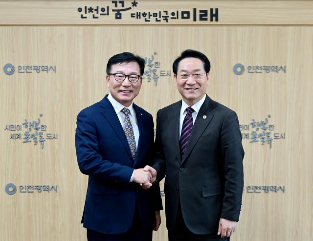 유정복 인천광역시장이 3일 시청 접견실에서 앰코테크놀로지코리아 이진안 대표이사를 접견하고 기념촬영을 하고 있다 사진인천시