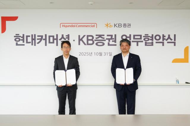 지난달 31일 현대커머셜 여의도 본사에서 현대커머셜 양진우 기업금융본부장왼쪽과 KB증권 김인웅 신디케이션본부장오른쪽이 ‘기업금융 시장 동반 성장을 위한 업무 협약식’을 진행하며 기념 사진을 촬영하고 있다 사진KB증권