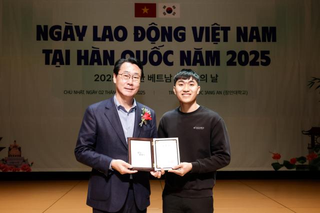 정명근 화성특례시장이 수상자와 함께 기념촬영을 하고있다 사진화성시