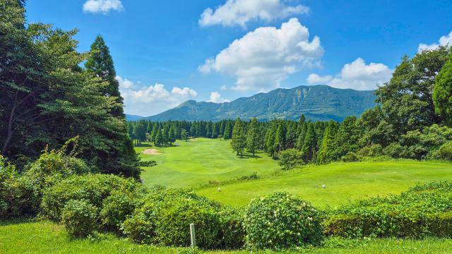 아카미즈골프리조트는 활화산으로 형성된 대자연 속에서 라운드를 즐길 수 있는 27홀 규모의 대형 코스를 보유하고 있으며 천연 온천과 숙박시설이 결합된 리조트형 골프장이다 사진쇼골프
