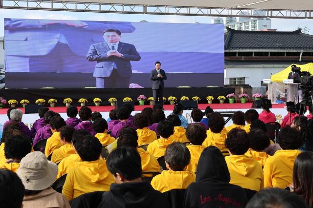 지난 1 2일 무안읍 뻘낙지거리 일원에서 펼쳐진 무안갯벌낙지축제에서 김 산 무안군수가 인사말을 하고있다사진무안군