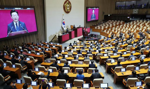 이재명 대통령이 4일 서울 여의도 국회 본회의장에서 내년도 정부 예산안에 대한 시정연설을 하고 있다 이날 국민의힘 의원들은 추경호 전 원내대표에 대한 구속영장 청구를 규탄하며 불참한 채 본회의장 밖에서 침묵시위를 벌였다 사진연합뉴스