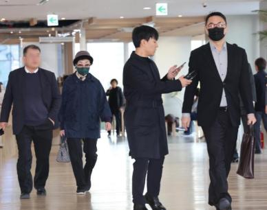 金建希母亲兄长出庭接受调查