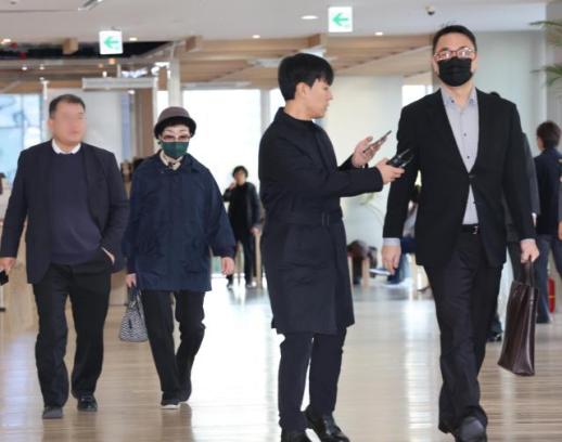 金建希母亲兄长出庭接受调查