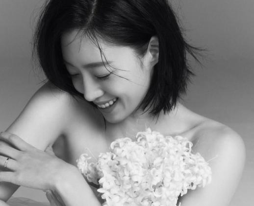 함은정, 웨딩드레스 자태 공개…김병우 감독과 12월 결혼