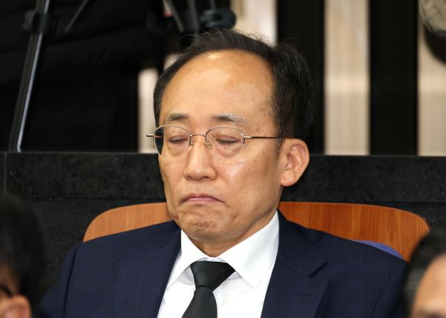 추경호 국민의힘 의원이 4일 서울 여의도 국회에서 열린 의원총회에 참석해 장동혁 대표의 발언을 듣고 있다 사진연합뉴스