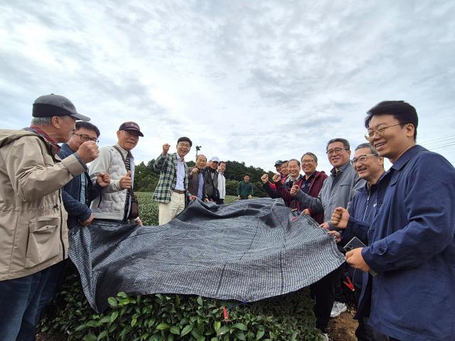 김철우 보성군수가 영농형 태양광을 설치한 스마트 에너지 다원인 스츠카 솔라 차원을 방문했다 사진보성군