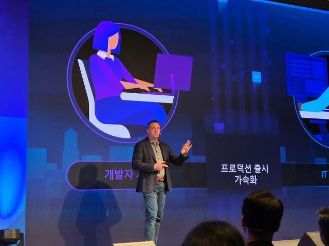 크리스 울프 브로드컴 VCF 부문 Private AI 글로벌 총괄이 4일 강남구 웨스틴 파르나스에서 열린 테크 서밋에서 기조 발언을 하고있다사진백서현 기자