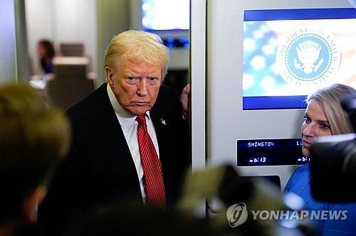 기내 회견하는 트럼프 사진로이터·연합뉴스