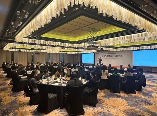 미래에셋생명이 지난달 23일 서울 종로구 포시즌스호텔 서울에서 기업 퇴직연금 담당 임직원을 대상으로 실시한 2025 퇴직연금 마스터코스 세미나를 진행했다 사진미래에셋생명