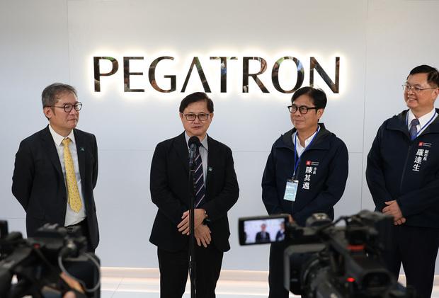 AI 연구 및 연수센터 개소식에 참석한 퉁쯔셴 페가트론 회장 왼쪽에서 두 번째 사진페가트론 제공