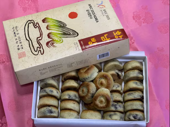 Hwangnam Ppang - một loại loại bánh truyền thống của Hàn Quốc được đặt tên theo vùng lân cận nơi chúng được sản xuất lần đầu tiên vào khoảng năm 1939 Bánh được làm từ bột gạo đậu đỏ nghiền và có hình dáng tròn vỏ mềm thường được thưởng thức như một món tráng miệng hoặc ăn nhẹ ẢnhVăn phòng Tổng thống