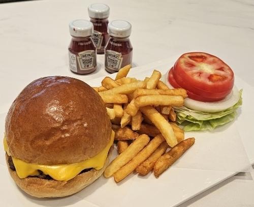 Một bản sao của chiếc bánh kẹp phô mai được phục vụ cho Tổng thống Trump ẢnhKhách sạn Hilton Gyeongju