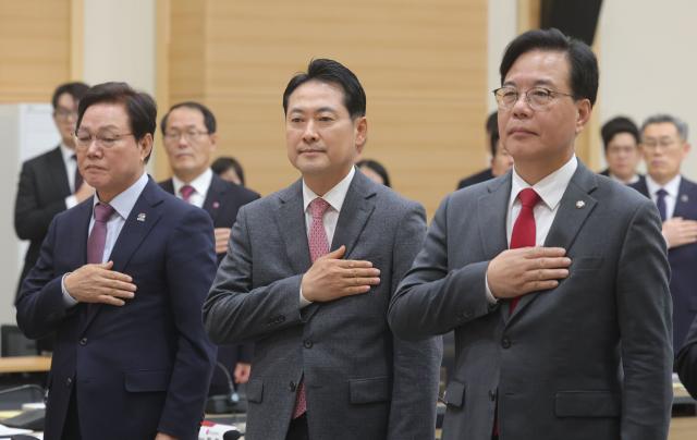 4일 경남 창원시 경남도청에서 열린 국민의힘-부산·울산·경남 지역민생 예산정책협의회에서 국민의힘 장동혁 대표가운데와 송언석 원내대표 등이 국민의례를 하고 있다 사진연합뉴스