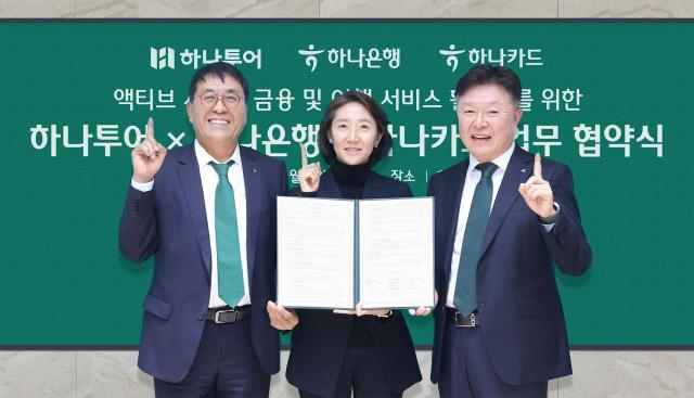 김진우 하나은행 중앙영업그룹장왼쪽이 이완근 하나카드 영업그룹장오른쪽 송미선 하나투어 대표이사가운데와 함께 기념촬영을 하고 있는 모습 사진하나은행
