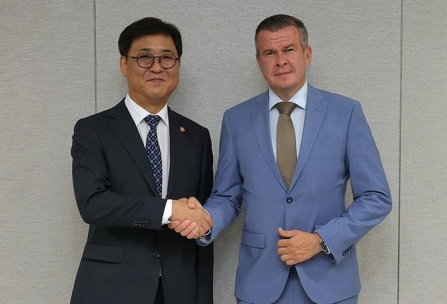 최휘영 문화체육관광부 장관이 25일 서울 여의도 국회에서 위톨드 반카 세계도핑방지기구WADA 회장과 면담을 마친 뒤 기념촬영 하고 있다 사진문화체육관광부