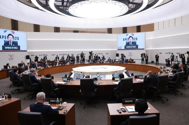 2025 APEC 정상회의가 열린 경주화백컨벤션센터HICO 3층 본회의장에서 각국 정상들이 회의를 진행하고 있는 모습 사진경주시
