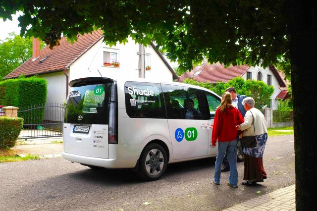 헝가리 괴될뢰시에서 진행된 셔클의 헝가리 수요응답교통 서비스 시범사업 사진현대차