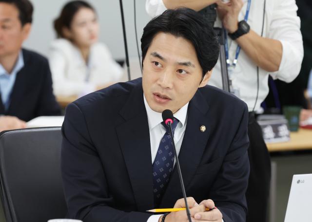 지난달 20일 경기 수원시 영통구 경기도청에서 열린 국회 국토교통위원회의 경기도에 대한 국정감사에서 한준호 더불어민주당  의원이 질의하고 있다 사진연합뉴스