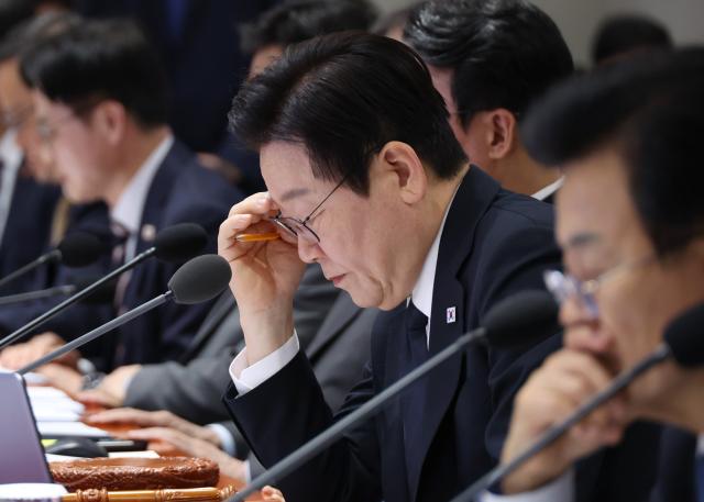 이재명 대통령이 4일 용산 대통령실에서 열린 국무회의에서 자료를 살펴보며 부처별 업무보고를 받고 있다 사진연합뉴스