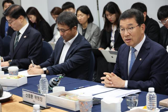 5일 국회에서 열린 더불어민주당 행정안전위원회·행안부 당정 협의에서 신정훈 위원장이 발언하고 있다 사진연합뉴스