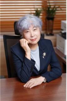 유영번역상에 험볼트의 선물 옮긴 전수용 한국문학번역원장