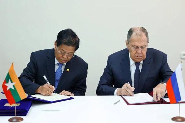 미얀마와 러시아가 양국 국민을 대상으로 한 비자 면제 협정을 체결했다 러시아의 세르게이 라브로프 외교부 장관오른쪽과 미얀마 군정의 탄스웨 외교부 장관이 서명했다 사진러시아 외교부 홈페이지