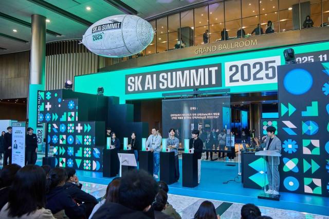 지난 3일 서울 강남구 코엑스 ‘SK AI Summit서밋 2025’에서 과학유튜버 ‘궤도’의 사회로 AI를 주제로 한 이벤트에 참석자들이 참여하고 있다사진SKT
