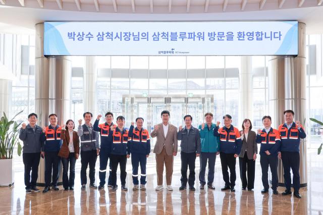 박상수 삼척시장가운데이 지난 4일삼척블루파워를 방문하여 지역 상생협력 강화 방안을 모색하고 현장 의견을 청취하는 뜻깊은 시간을 가졌다 사진삼척시