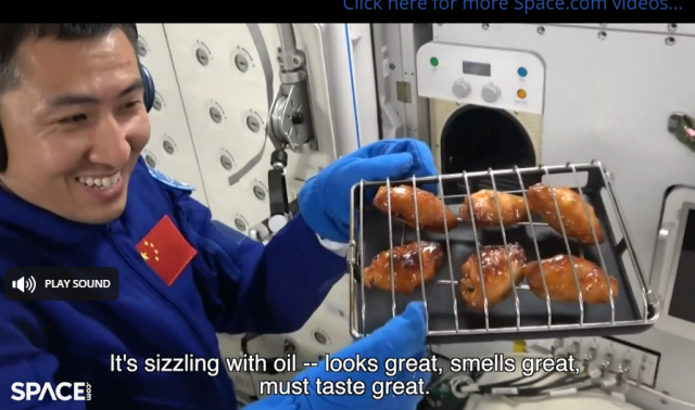 중국 우주정거장 톈궁에서 우주비행사가 우주용 에어프라이어로 구운 닭날개 구이를 선보이고 있다 사진스페이스닷컴 영상
