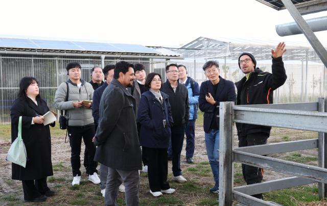 김보라 안성시장이 영농형 태양광 연구단지를 둘러보고 있다 사진안성시