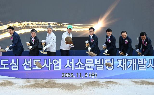 오세훈 서울시장이 5일 중구 순화동 일대에서 열린 녹지생태도심 선도사업 서소문빌딩 재개발사업 착공식에서 시삽하고 있다 사진서울시